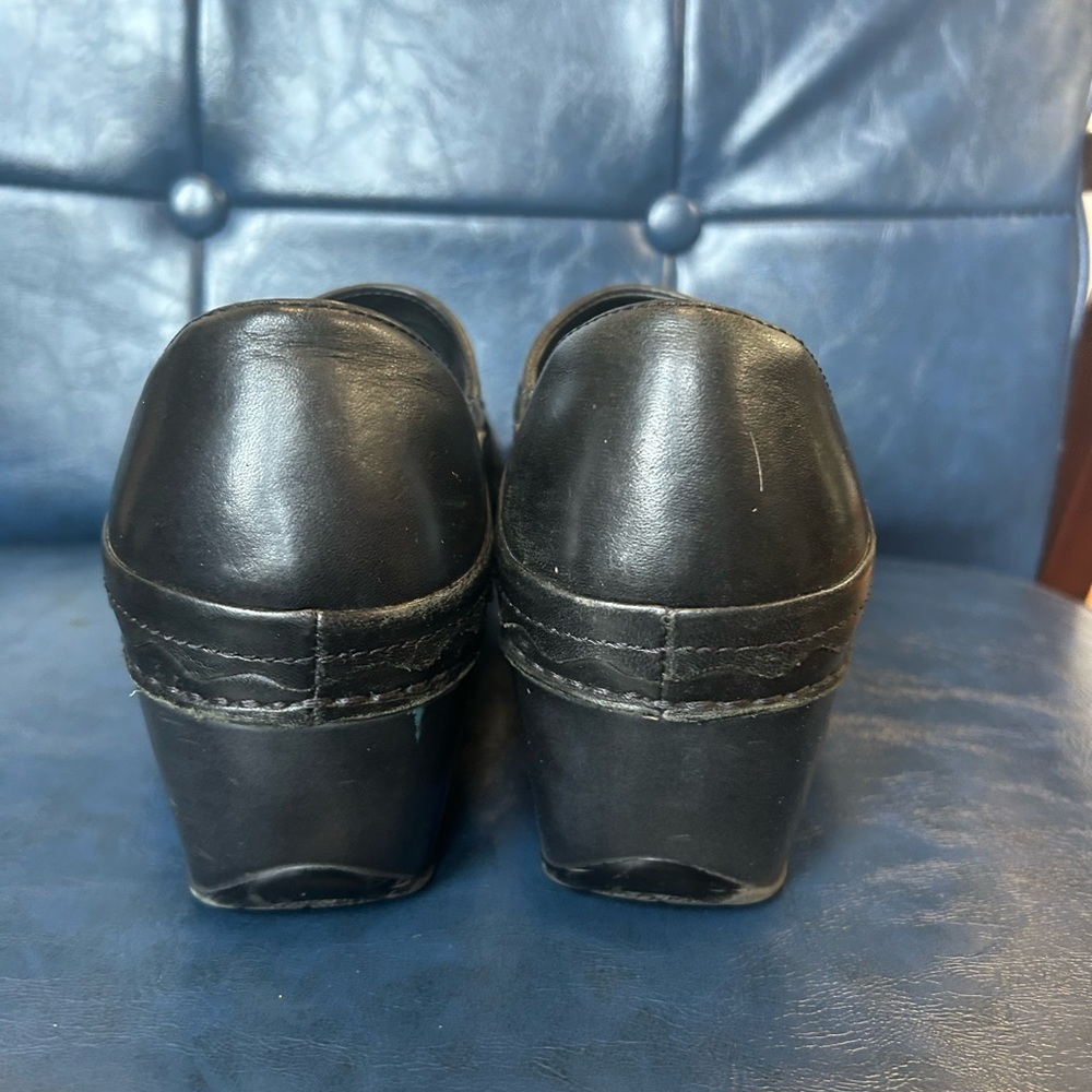 Dansko Black Embossed Clog Size 40 - image 3